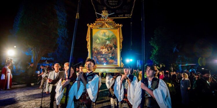 Μεσολόγγι|λιτανευτική πομπή, με επικεφαλής την Εικόνα της Εξόδου, τον Σταυρό Ευλογίας του Επισκόπου Ρωγών και το Ιερό Λάβαρο