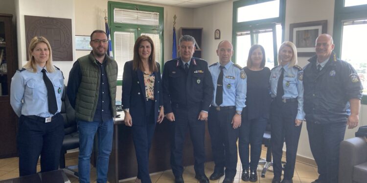 Η έξαρση της ενδοοικογενειακής βίας στο επίκεντρο συνάντησης εργασίας στην Αστυνομική Διεύθυνση Ακαρνανίας