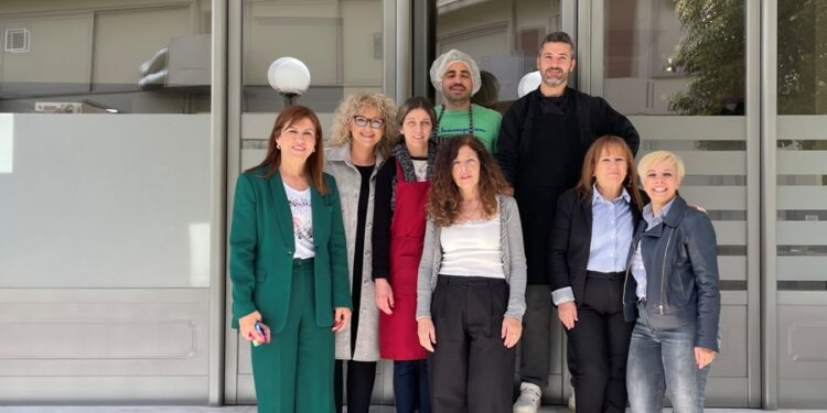 Ευχές και δώρα με τους ωφελούμενους της Δομής Αστέγων αντάλλαξαν η Αντιδήμαρχος Γεωργία Μπόκα και οι εργαζόμενοι της «Δομής Παροχής Συσσιτίου»