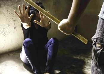 Σοκ στο Αγρίνιο με νέο περιστατικό ενδοοικογενειακής βίας-40χρονος πατέρας χτύπησε με  ξύλο την κόρη του