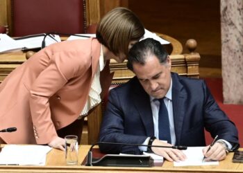 Βουλή: Αποσύρθηκε προσωρινά η ρύθμιση για την παροχή έργου από ιδιώτες γιατρούς στο ΕΣΥ