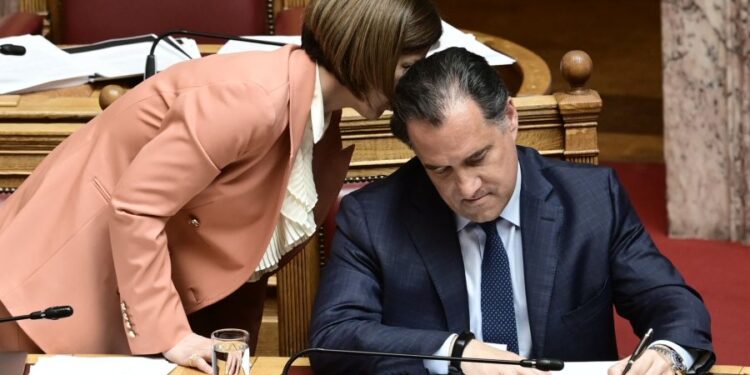 Βουλή: Αποσύρθηκε προσωρινά η ρύθμιση για την παροχή έργου από ιδιώτες γιατρούς στο ΕΣΥ