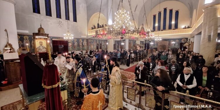 Πλήθος Πιστών στον Ακάθιστο Ύμνο στον Ιερό Ναό Αγίων Κωνσταντίνου και Ελένης Αγρινίου