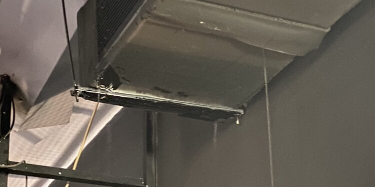 Αγρίνιο|Έσταζαν νερά από το ταβάνι του ΔΗΠΕΘΕ & αναβλήθηκε η παράσταση του Παπαστρατείου-αιχμές για τους αρμόδιους από το Σύλλογο γονέων