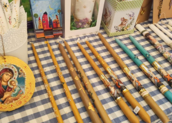 Στο πλευρό της «Φλόγας» βρίσκεται ο Ιερός Ναός Αγίων Κωνσταντίνου και Ελένης Αγρινίου