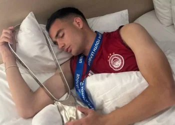 Ο Αγρινιώτης Θανάσης Κουτσογούλας όπως Λιονέλ Μέσι: Ο αρχηγός του Ολυμπιακού κοιμήθηκε αγκαλιά με το τρόπαιο του Youth League