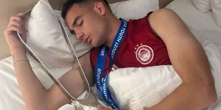 Ο Αγρινιώτης Θανάσης Κουτσογούλας όπως Λιονέλ Μέσι: Ο αρχηγός του Ολυμπιακού κοιμήθηκε αγκαλιά με το τρόπαιο του Youth League