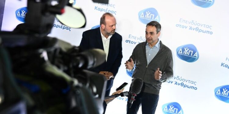 Μητσοτάκης: Στη χώρα η ανεργία μειώνεται και οι μισθοί αυξάνονται