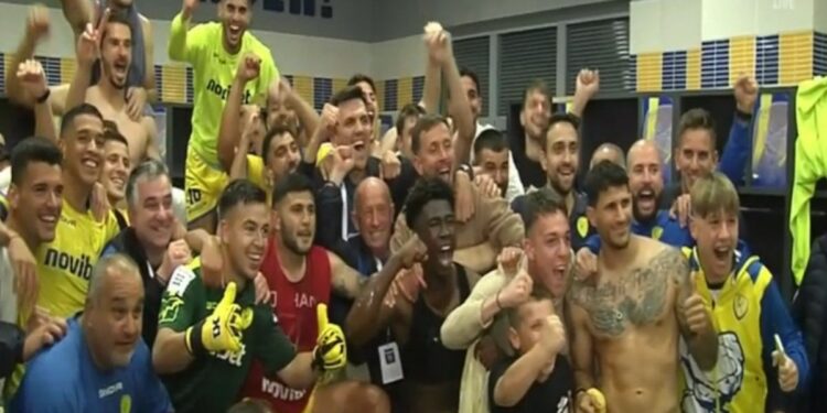 Παναιτωλικός: Το ξέφρενο πάρτι των παικτών στα αποδυτήρια για την παραμονή
