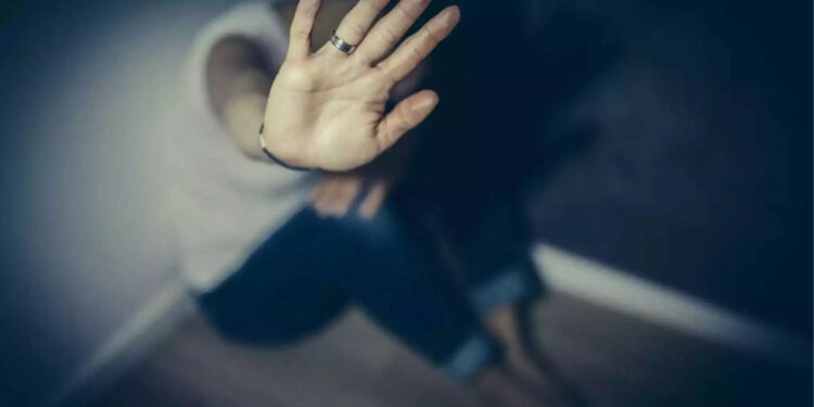 Αγρίνιο|Δικογραφία σε βάρος του πατέρα  που έσπασε τα δάχτυλα & απείλησε την κόρη του!