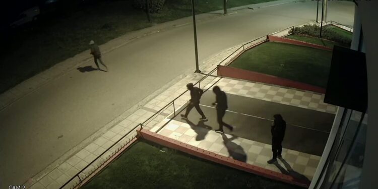 Αγρίνιο| Μεγάλη διάρρηξη σε κατάστημα και μια απόπειρα σε αρτοποιείο-κάμερα ασφαλείας κατέγραψε τους νεαρούς!