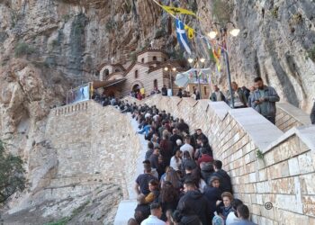 Πλήθος πιστών στο βραχομονάστηρο της Αγίας Ελεούσης