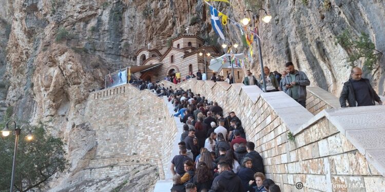 Πλήθος πιστών στο βραχομονάστηρο της Αγίας Ελεούσης