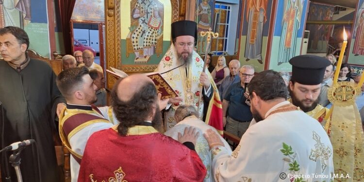 Παλαιομάνινα|οφφίκιο του Πρωτοπρεσβυτέρου στον Εφημέριο της Ενορίας, π. Λεωνίδα Ράπτη