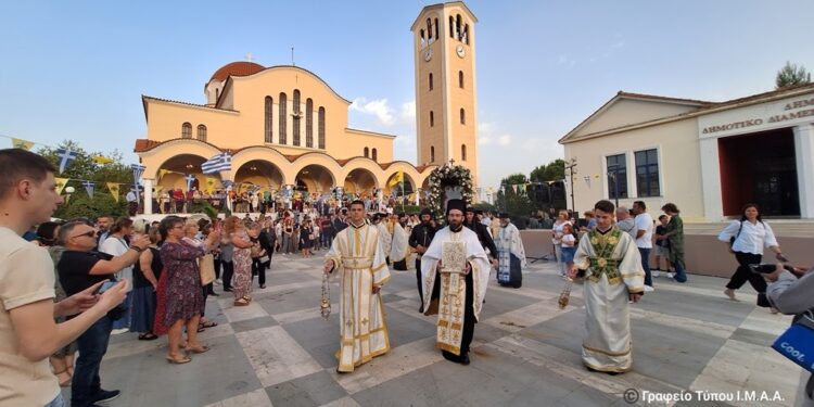 Με τη Λιτανεία της Εικόνας κορυφώθηκαν στον Ιερό Ναό Αγίων Κωνσταντίνου και Ελένης Αγρινίου
