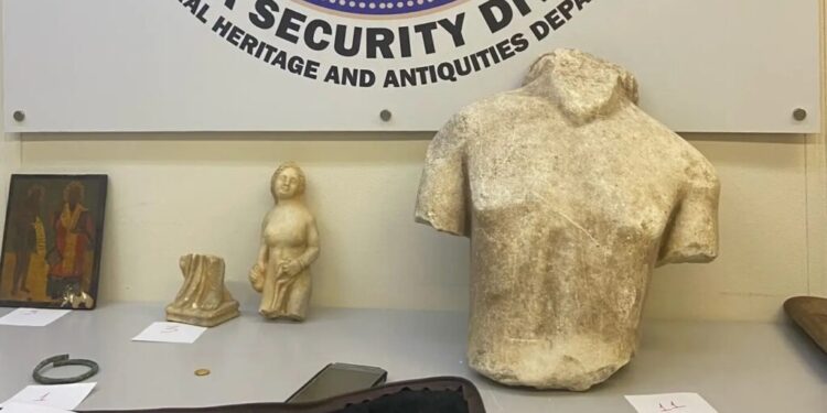 Επιχείρηση ΕΛΑΣ για αρχαιοκαπηλία: Αστυνομικός υποδύθηκε τον αγοραστή – Σπάνιο χρυσό νόμισμα και Κούρος στην κατοχή τους