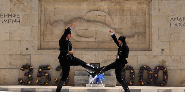 Συγκίνηση με την αλλαγή φρουράς στο Σύνταγμα – Οι εύζωνες ντύθηκαν με ποντιακές φορεσιές