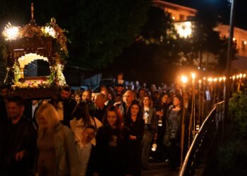 Κλίμα μυσταγωγίας & κατάνυξης στη Σπολάιτα Αγρινίου με τις εκατοντάδες δάδες