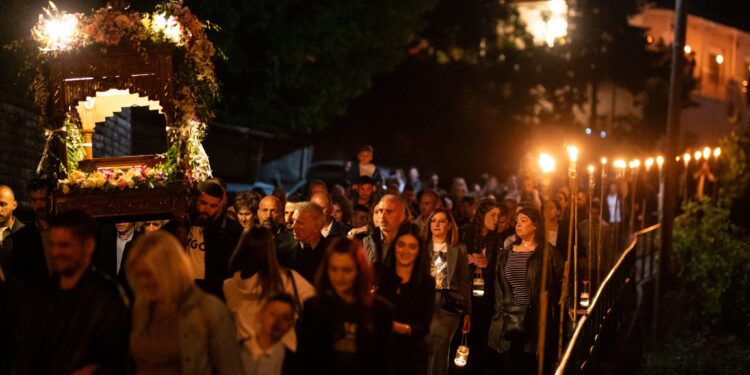 Κλίμα μυσταγωγίας & κατάνυξης στη Σπολάιτα Αγρινίου με τις εκατοντάδες δάδες