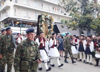Η Λιτανεία του Αγίου Χριστοφόρου στο Αγρίνιο-Με ροδοπέταλα έραιναν οι πιστοί, καθ’ όλη τη διαδρομή, την Ιερά Εικόνα