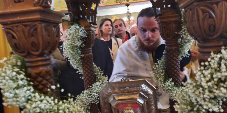 Με λαμπρότητα η υποδοχή της Τιμίας Κάρας της Αγίας Βαρβάρας στο Αγρίνιο