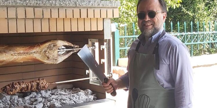 Αιτωλοακαρνανία: Πάσχα στις γειτονιές-Αρνιά και κοκορέτσια γέμισαν Instagram και Facebook