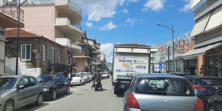 Tεράστιο κυκλοφοριακό πρόβλημα στην οδό Εθνικής Αντιστάσεως στο Αγρίνιο