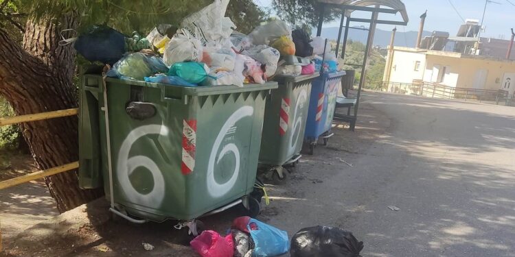 Αγρίνιο|Υπερχειλισμένοι κάδοι σκουπιδιών στα Δύο Ρέματα