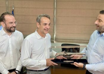 Δώρο μια πιστόλα στον Κ.Μητσοτάκη!