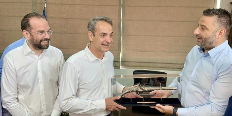 Δώρο μια πιστόλα στον Κ.Μητσοτάκη!