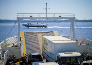 Ηλεκτρικά αυτοκίνητα στα πλοία: Πώς θα μεταφέρονται – Ποιες εταιρείες εφαρμόζουν την εγκύκλιο