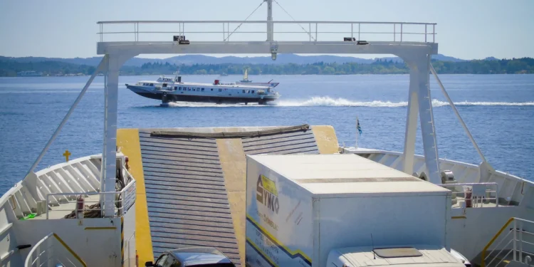 Ηλεκτρικά αυτοκίνητα στα πλοία: Πώς θα μεταφέρονται – Ποιες εταιρείες εφαρμόζουν την εγκύκλιο
