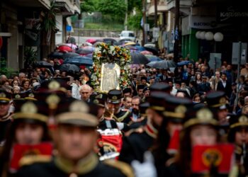 Η Λιτανεία του Αγίου Χριστοφόρου στο Αγρίνιο-Με ροδοπέταλα έραιναν οι πιστοί, καθ’ όλη τη διαδρομή, την Ιερά Εικόνα