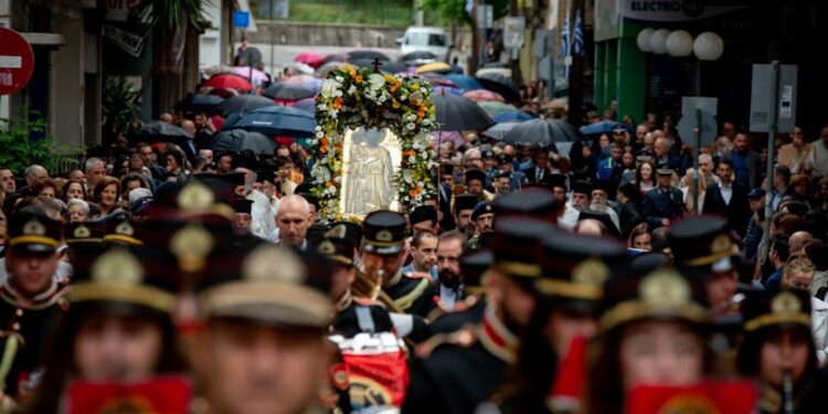 Η Λιτανεία του Αγίου Χριστοφόρου στο Αγρίνιο-Με ροδοπέταλα έραιναν οι πιστοί, καθ’ όλη τη διαδρομή, την Ιερά Εικόνα