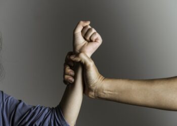 Ξέφυγε η κατάσταση στη Βόνιτσα| Με σίδερο & σκεπάρνι απείλησε μάνα και αδέλφια και γυναίκα χτύπησε τον πρώην της με κοντάρι ηλεκτρικής σκούπας