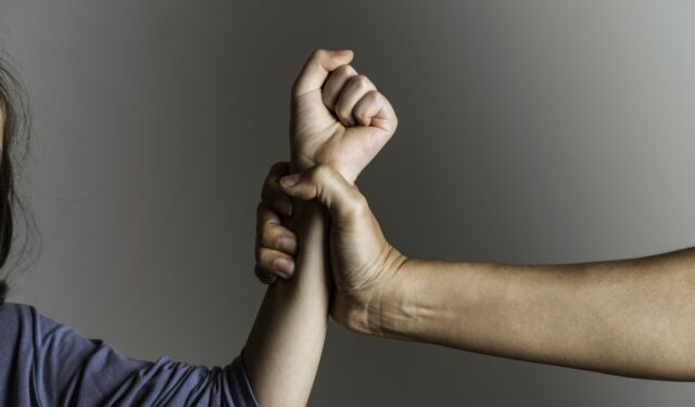 Ξέφυγε η κατάσταση στη Βόνιτσα| Με σίδερο & σκεπάρνι απείλησε μάνα και αδέλφια και γυναίκα χτύπησε τον πρώην της με κοντάρι ηλεκτρικής σκούπας