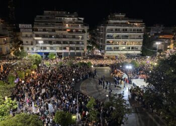 Live η συνάντηση των Επιταφίων στο Αγρίνιο-Σε κατανυκτική ατμόσφαιρα η περιφορά