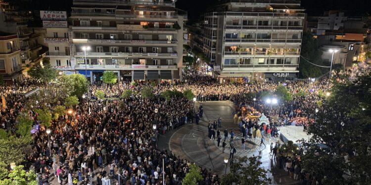 Live η συνάντηση των Επιταφίων στο Αγρίνιο-Σε κατανυκτική ατμόσφαιρα η περιφορά