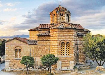 Ομοφυλόφιλοι άνδρες επιδόθηκαν σε σεξουαλικές πράξεις σε προαύλιο εκκλησίας την ώρα της λειτουργίας