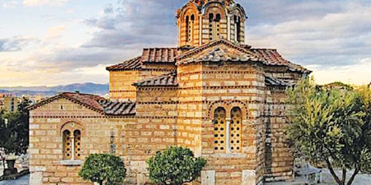 Ομοφυλόφιλοι άνδρες επιδόθηκαν σε σεξουαλικές πράξεις σε προαύλιο εκκλησίας την ώρα της λειτουργίας