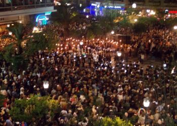 Live η συνάντηση των Επιταφίων στο Αγρίνιο-Σε κατανυκτική ατμόσφαιρα η περιφορά
