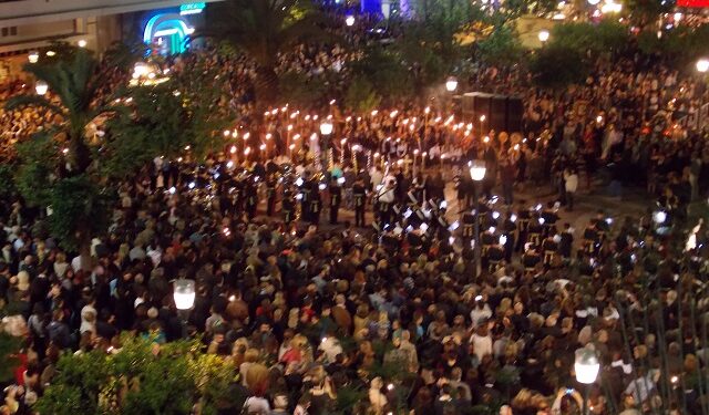 Live η συνάντηση των Επιταφίων στο Αγρίνιο-Σε κατανυκτική ατμόσφαιρα η περιφορά