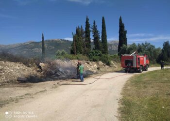 Φωτιά ξέσπασε στο δρόμο προς Παλιόβαρκα Ξηρομέρου