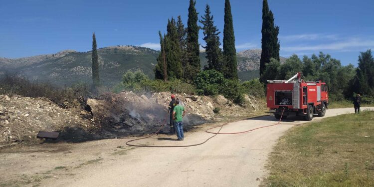 Φωτιά ξέσπασε στο δρόμο προς Παλιόβαρκα Ξηρομέρου