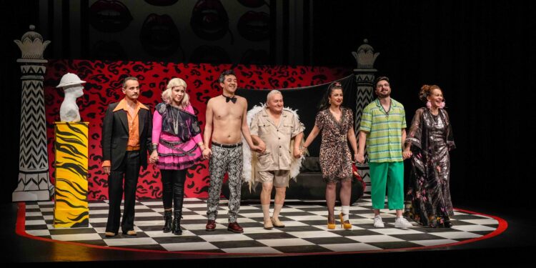 Θερμό και παρατεταμένο χειροκρότημα για την παράσταση της πρεμιέρας: «Απόψε τρώμε στης Ιοκάστης»