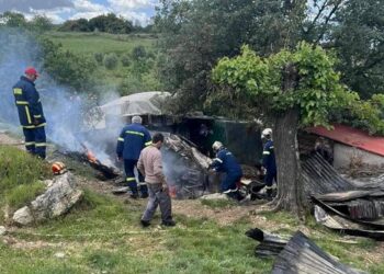Θέρμο: Πυρκαγιά δίπλα σε σπίτι στο Μέγα Δένδρο