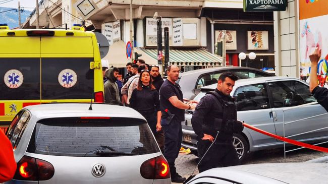 Νεκρή γυναίκα στη μέση του δρόμου στο Μενίδι – Την μαχαίρωσαν στην κοιλιά