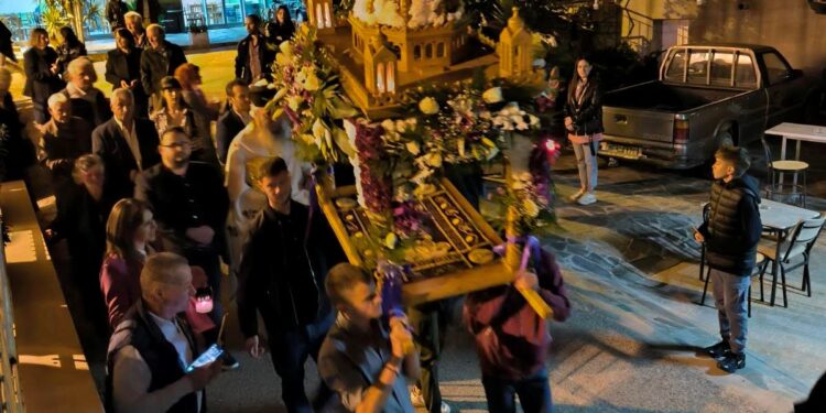 Σαργιάδα, Ιερός Ναός Παμμεγίστων Ταξιαρχών| Με κατάνυξη η περιφορά του επιταφίου