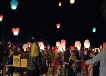 Μοναδική η ”Νύχτα ευχών” στον Αστακό με τα δεκάδες ιπτάμενα φαναράκια