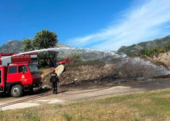 Φωτιά ξέσπασε στο δρόμο προς Παλιόβαρκα Ξηρομέρου